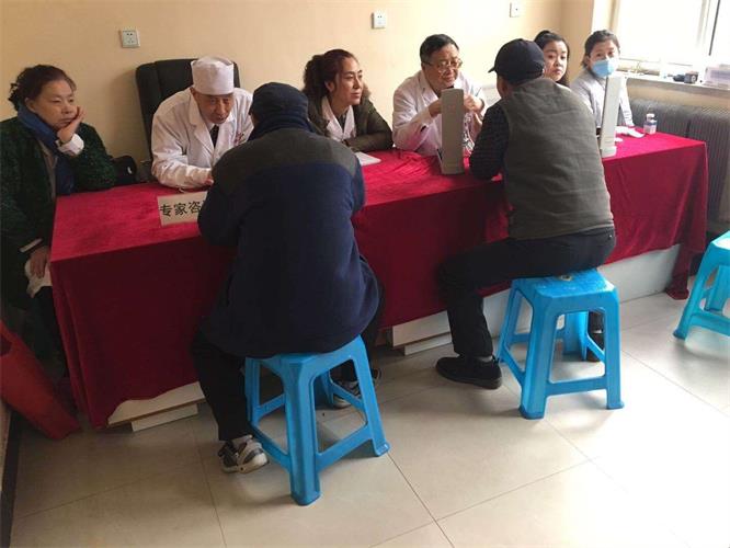 真情融入社区，，，，，，义诊温暖民心