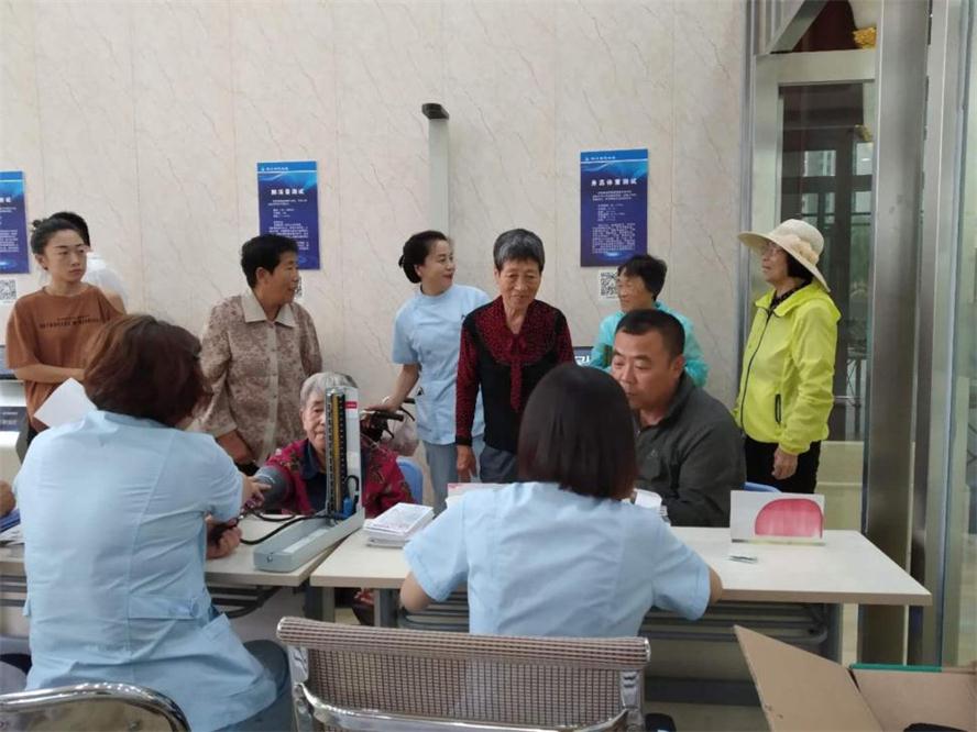 社区义诊暖人心便民效劳零距离